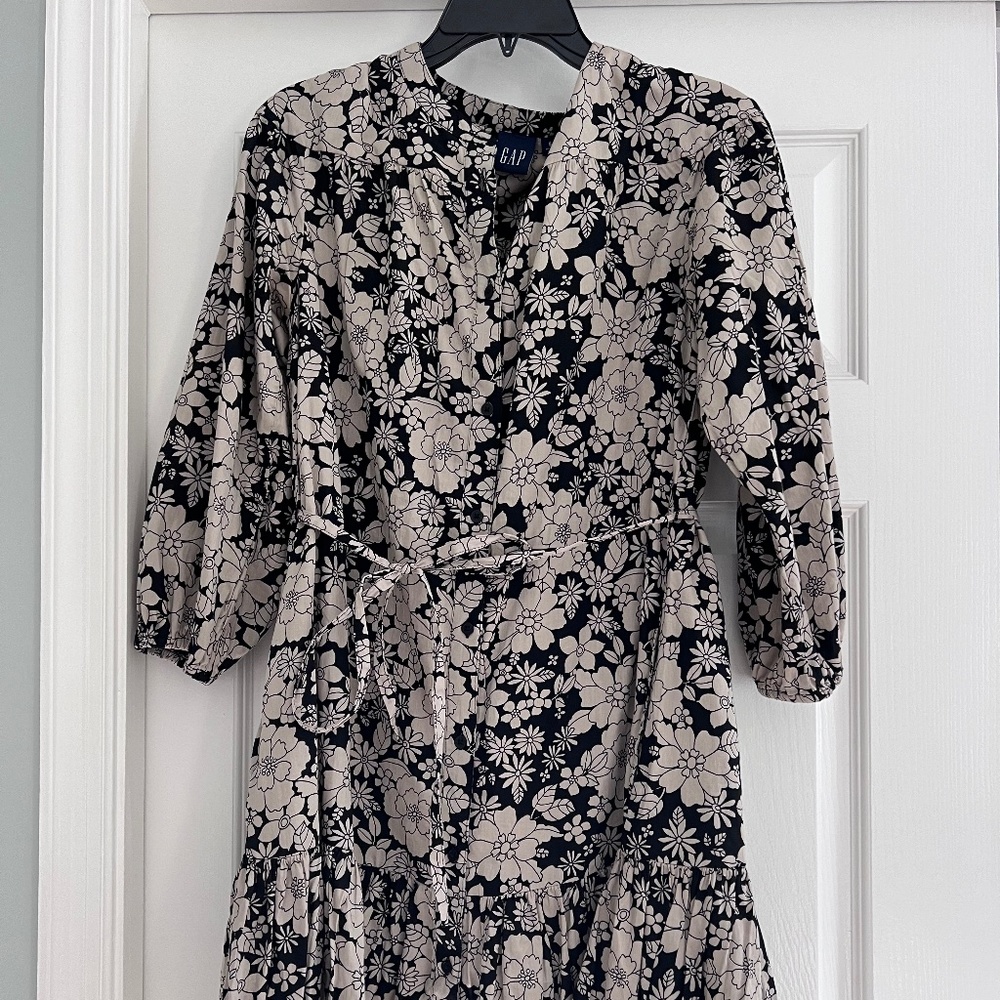 Gap Excellent Condition Black + Cream Peplum Hem tie waist Dress